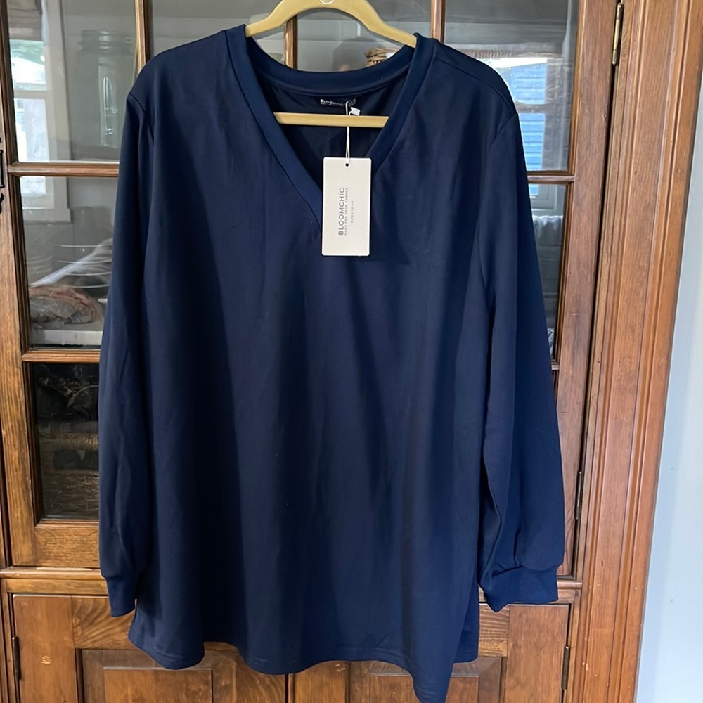 BloomChic V-neck lightweight sweatshirt /long sleeved tee. Navy blue  size 22-24